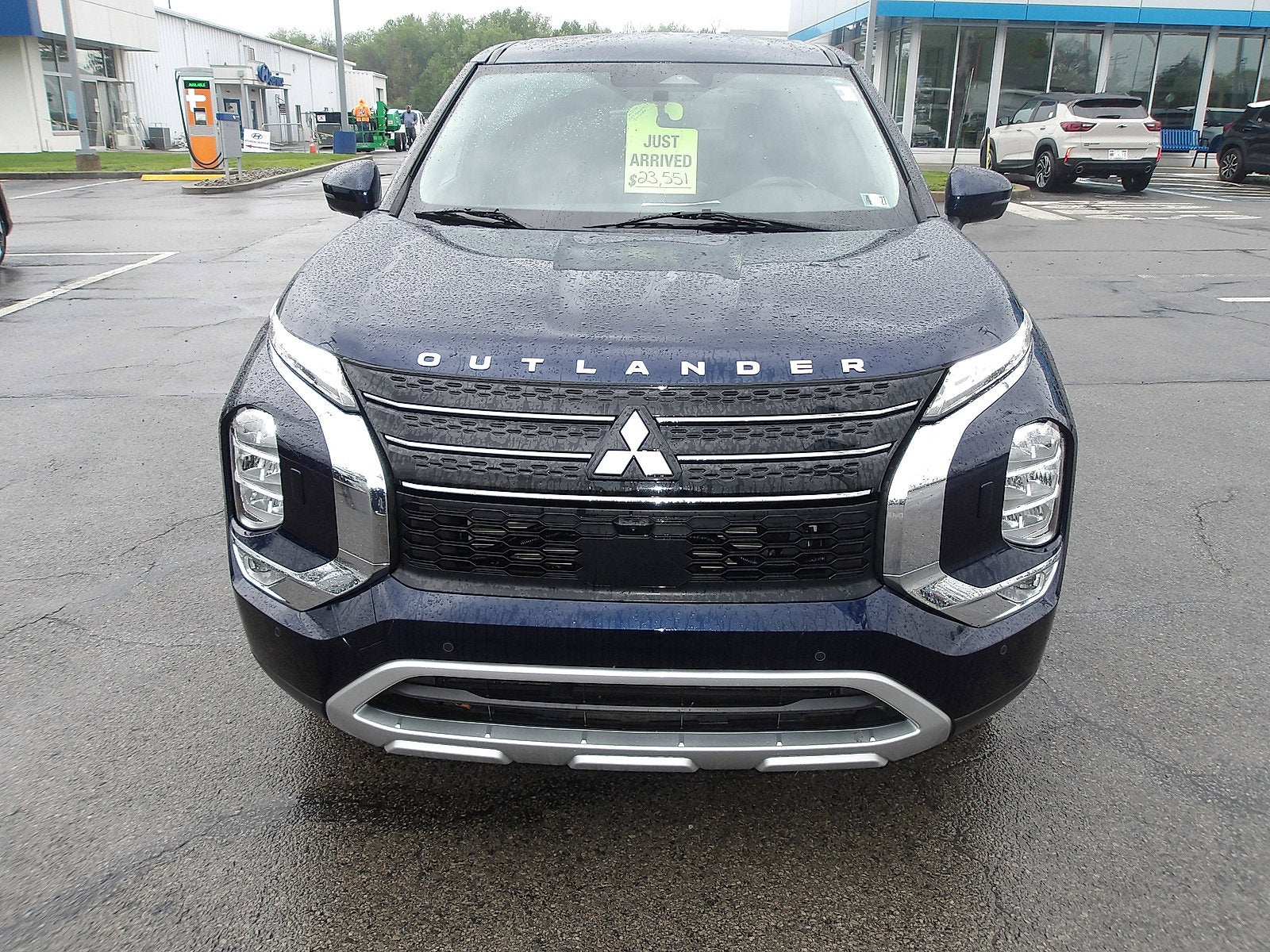 2023 Mitsubishi Outlander Base