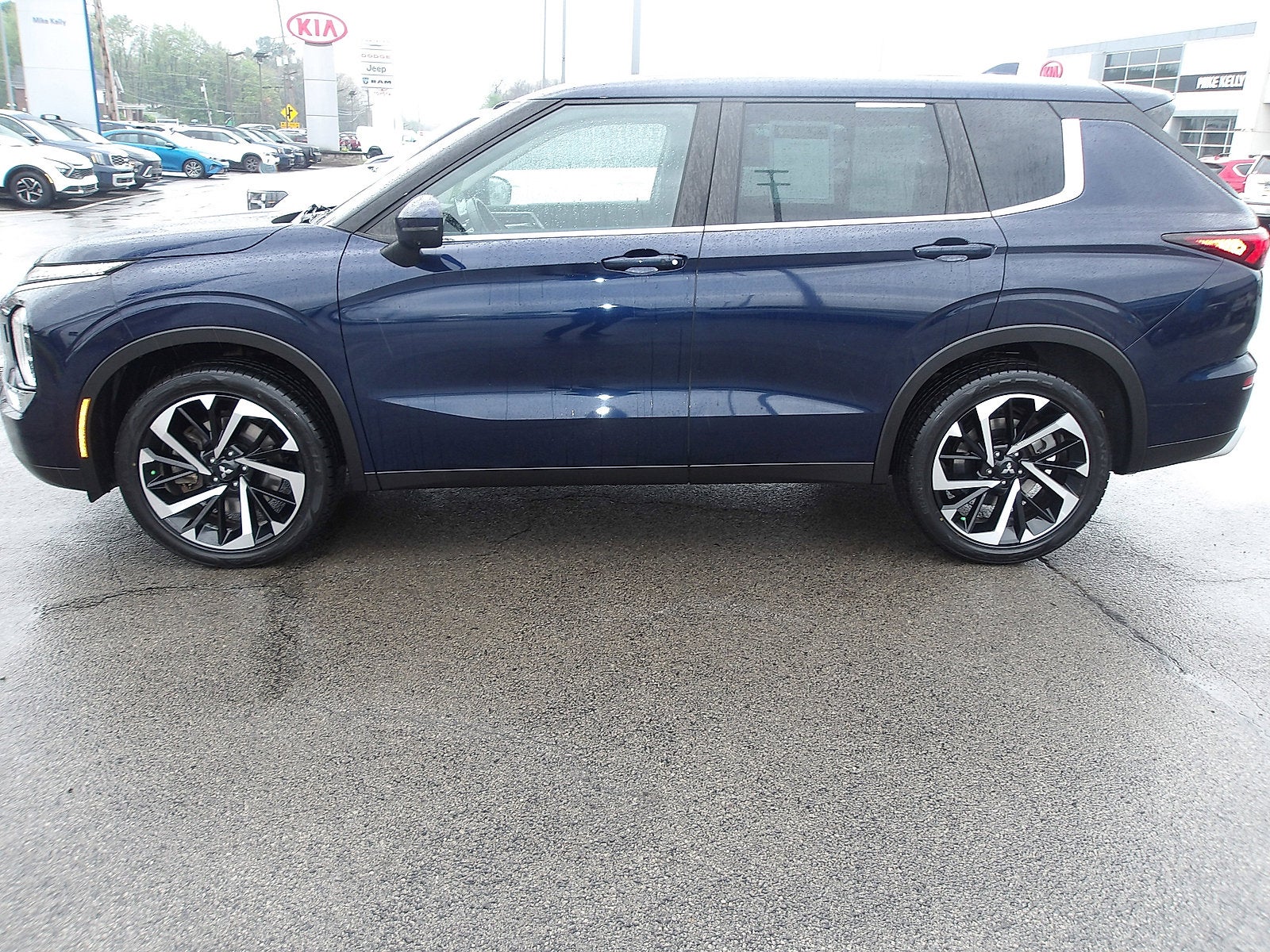 2023 Mitsubishi Outlander Base