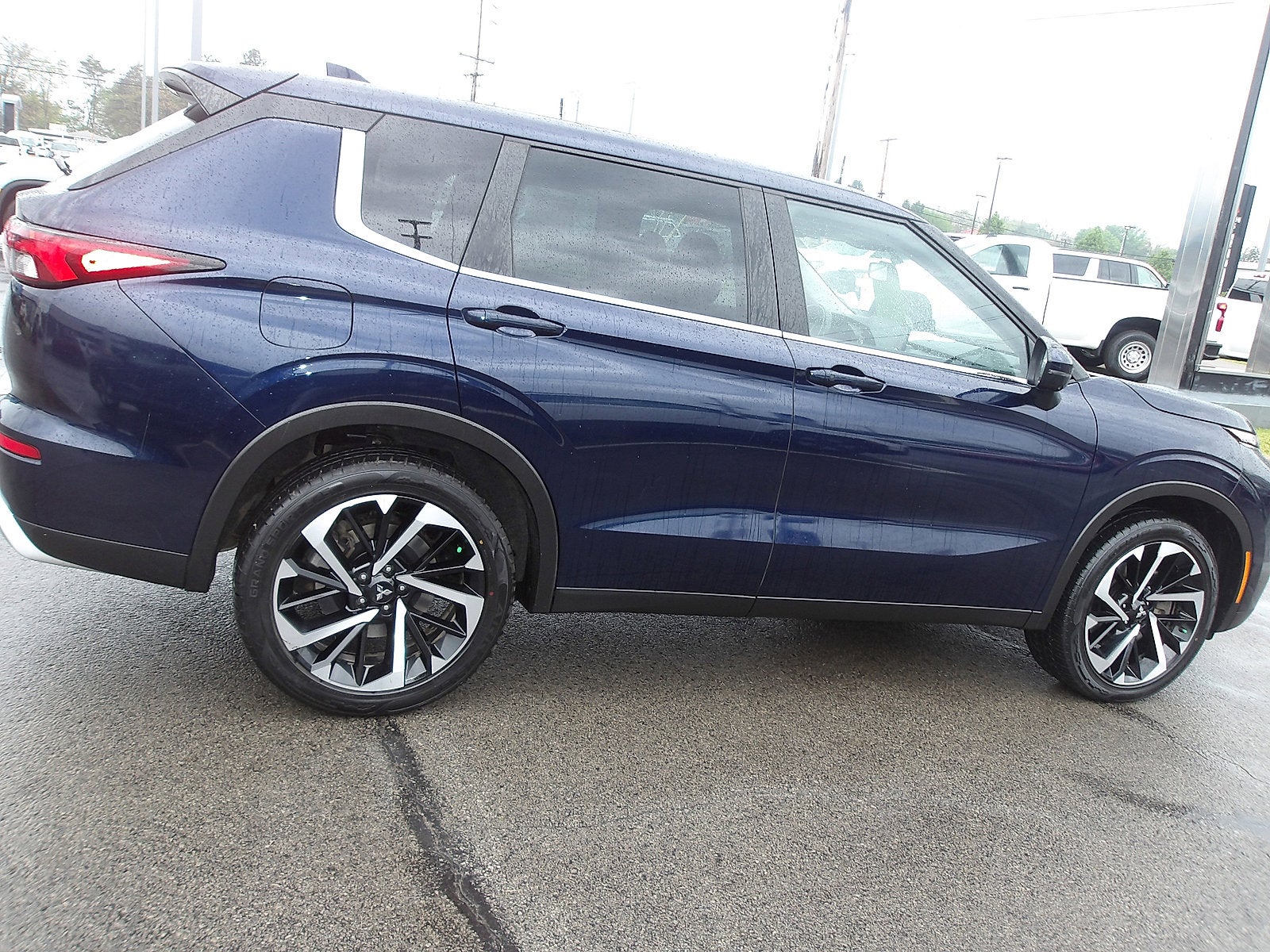 2023 Mitsubishi Outlander Base