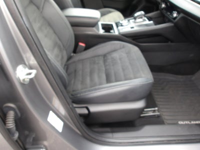 2022 Mitsubishi Outlander Base