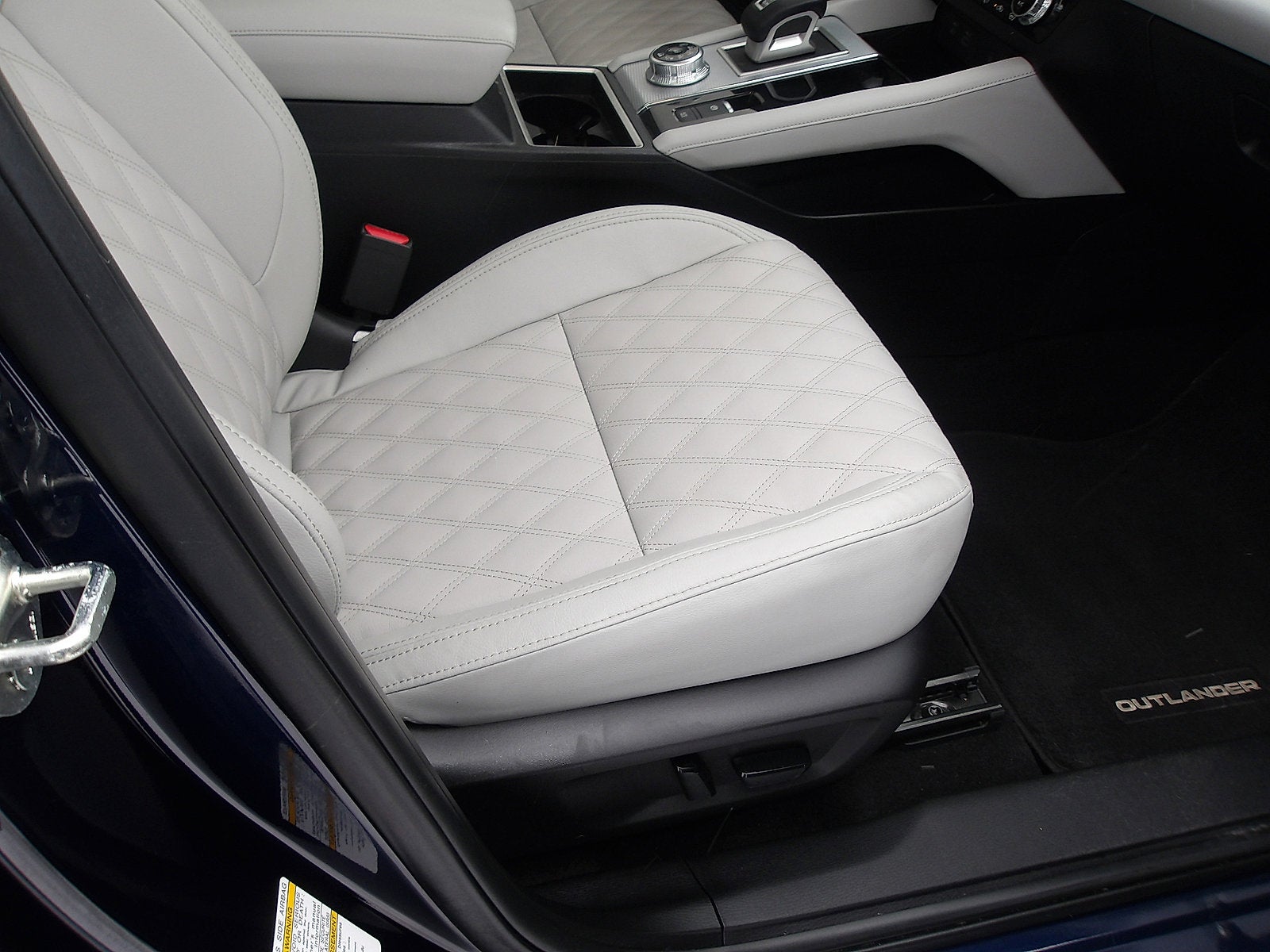 2023 Mitsubishi Outlander Base