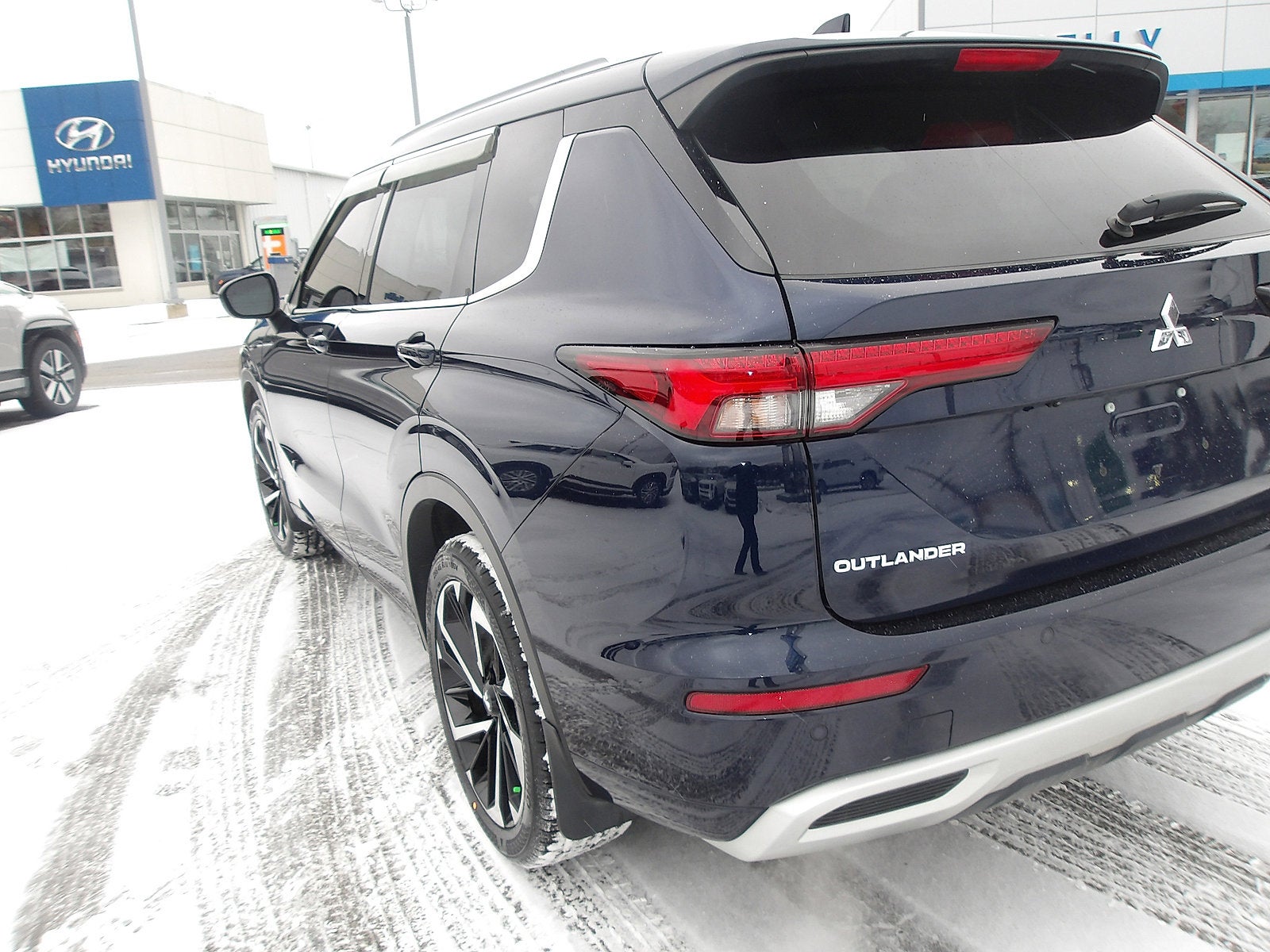 2023 Mitsubishi Outlander Base