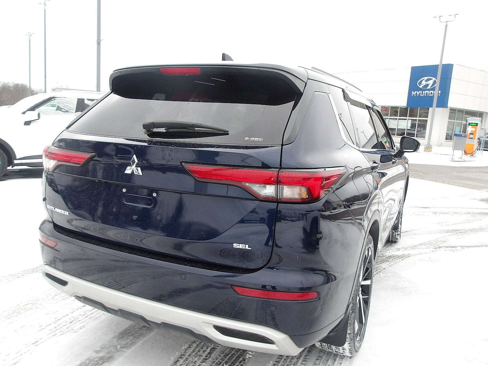 2023 Mitsubishi Outlander Base