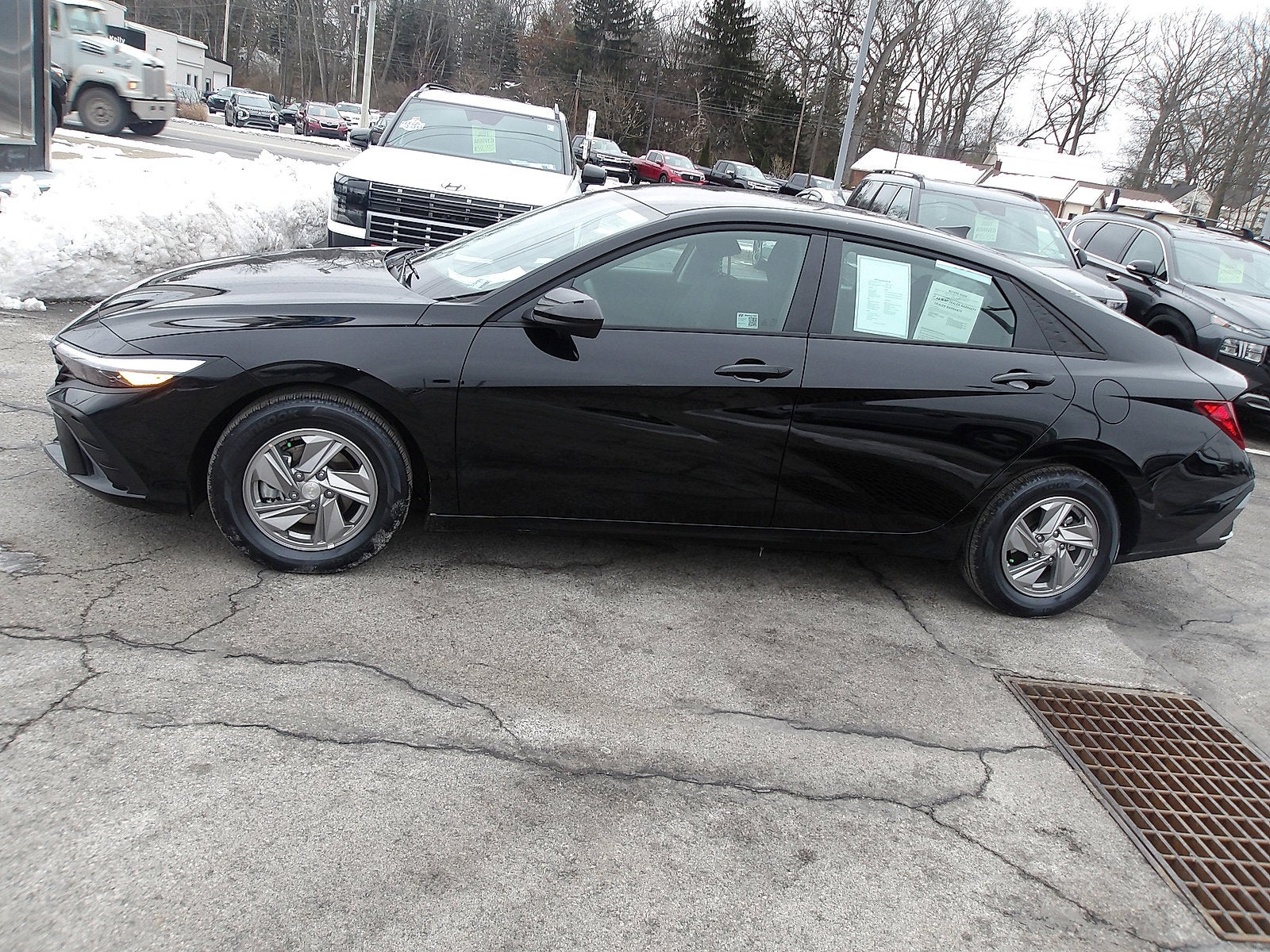 2025 Hyundai ELANTRA SE